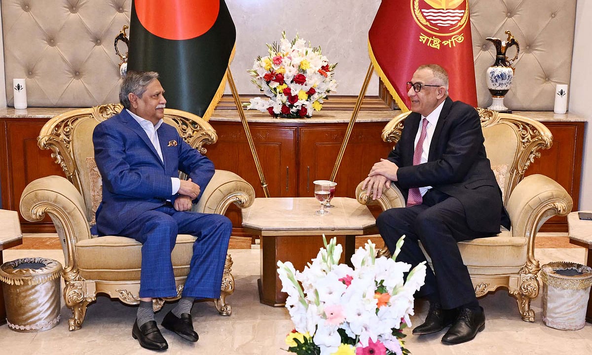 রাষ্ট্রপতি মো. সাহাবুদ্দিন (বাঁয়ে) ও ঢাকায় নিযুক্ত ফিলিস্তিনের রাষ্ট্রদূত ইউসুফ রামাদান। আজ সোমবার দুপুরে বঙ্গভবনে