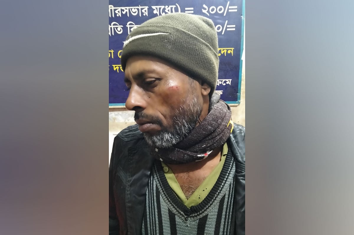 ফেনীর পরশুরাম উপজেলার মির্জানগর ইউনিয়নের নোয়াপুর গ্রামে চাঁদাবাজদের হামলায় আহত বাহার উদ্দিন