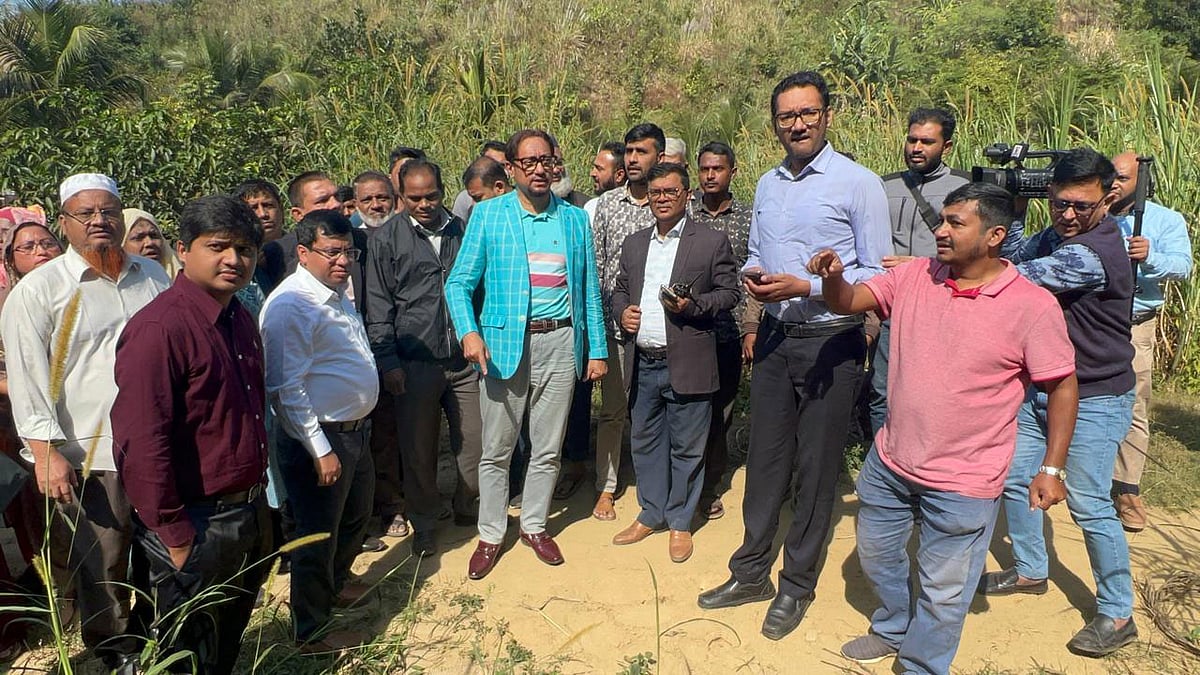 চট্টগ্রাম নগরের আকবর শাহ থানার লেকসিটি আবাসিক এলাকায় কালির ছড়া খাল পরিদর্শন সিটি করপোরেশনের মেয়র শাহাদাত হোসেন। আজ দুপুরে