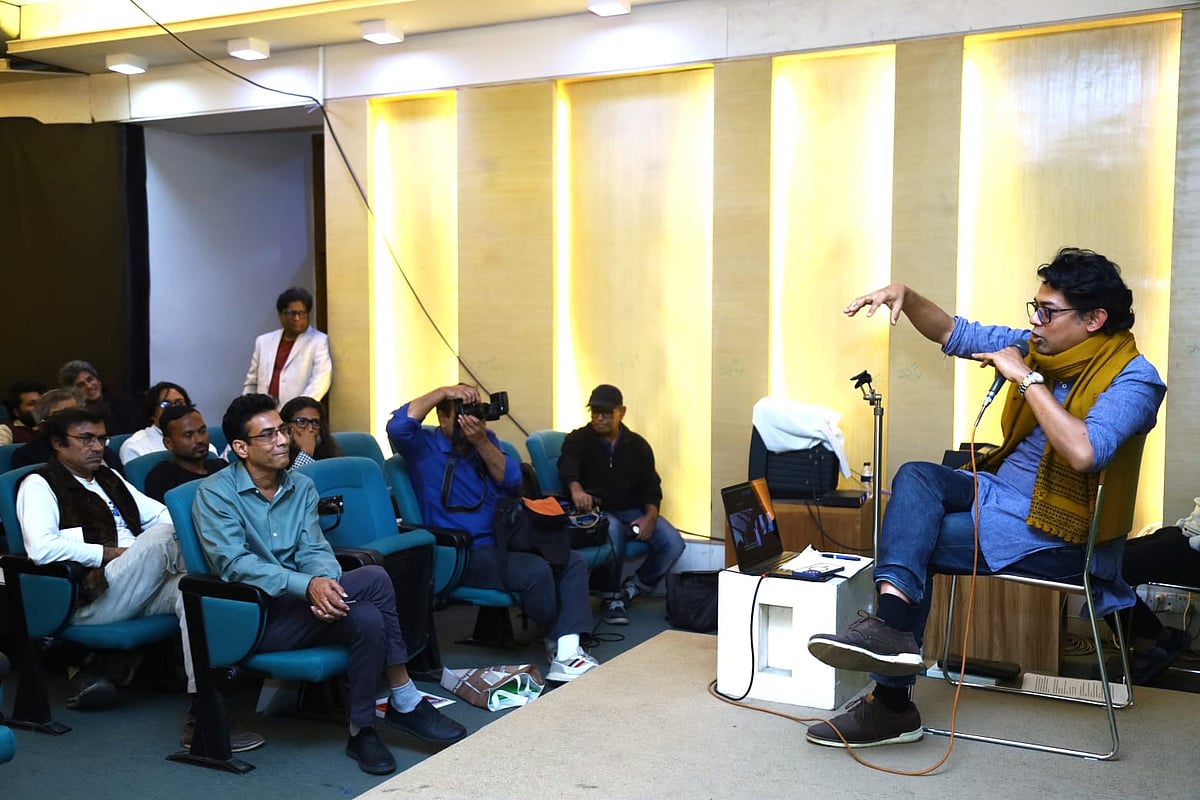 মুক্তির গান চলচ্চিত্র নিয়ে আলোচনা করছেন নাঈম মোহায়মেন। মঙ্গলবার বিকেলে রাজধানীর বিশ্বসাহিত্যকেন্দ্রের ফিল্ম মিলনায়তনে