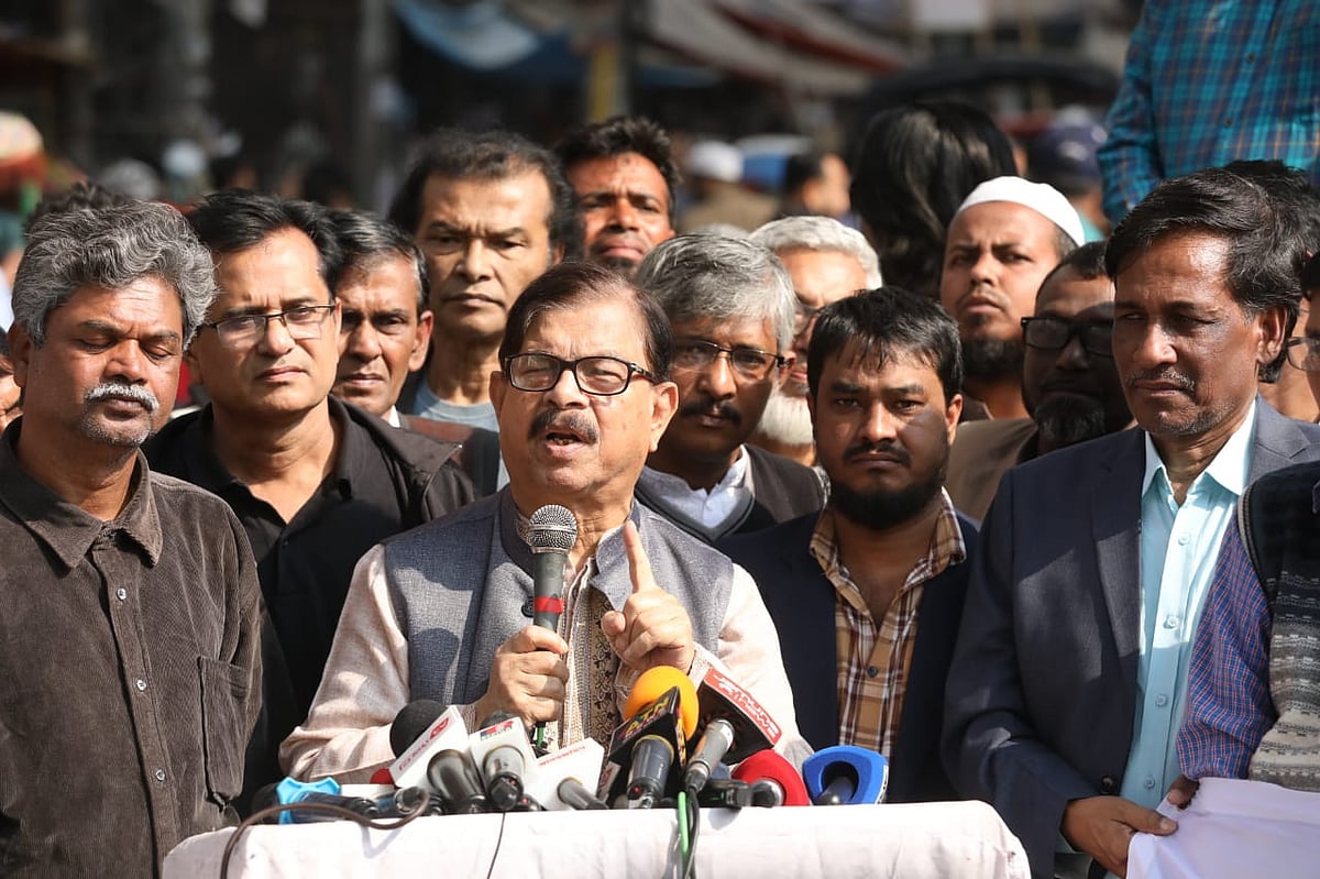 রাজধানীর পুরানা পল্টন মোড়ে সমাবেশে বক্তৃতা করছেন নাগরিক ঐক্যের সভাপতি মাহমুদুর রহমান মান্না। আজ ২৪ ডিসেম্বর