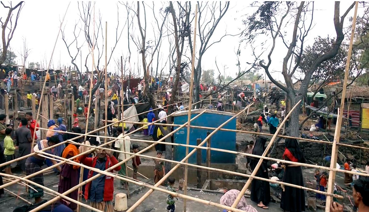 কক্সবাজারের উখিয়া লম্বাশিয়া আশ্রয়শিবিরে অগ্নিকাণ্ডে ঘর পুড়ে গেছে। ত্রিপলের ছাউনি টেনে আপাতত মাথা গোঁজার ঠাঁই বানানোর চেষ্টা চলছে। আজ বুধবার সকালে