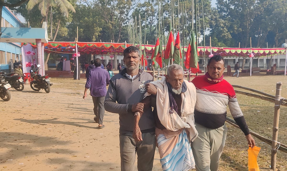 দুজনের সহযোগিতায় বিএনপির ত্রি-বার্ষিক কাউন্সিলে আসেন স্থানীয় এক বৃদ্ধ। বুধবার সকাল সাড়ে ৯টার দিকে আক্কেলপুর সরকারি এফইউ পাইলট উচ্চবিদ্যায় মাঠে