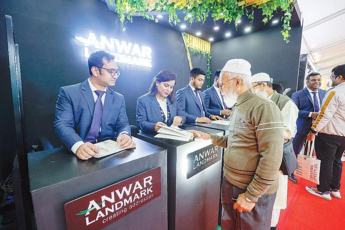 পাঁচ দিনব্যাপী রিহ্যাব আবাসন মেলায় (ঘড়ির কাঁটার দিকে) আনোয়ার ল্যান্ডমার্ক, ইস্টার্ন হাউজিং, কম্প্রিহেনসিভ হোল্ডিংস এবং এসইএলের স্টলে ক্রেতাদের ভিড়। গতকাল রাজধানীর বঙ্গবন্ধু আন্তর্জাতিক সম্মেলন কেন্দ্রে