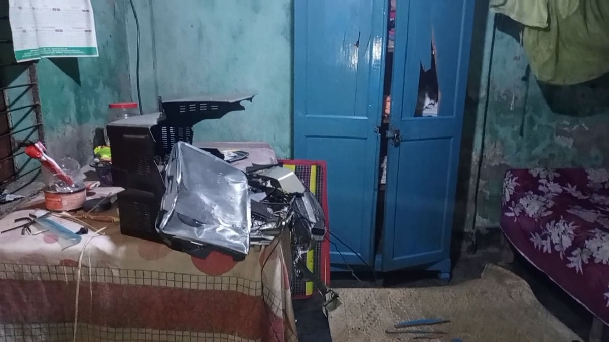 বিএনপি নেতা মনিরুল ইসলামের বাড়িতে ভাঙচুর করা হয়েছে। মঙ্গলবার রাতে মেহেরপুর পৌর শহরের মুখার্জি পাড়ায়