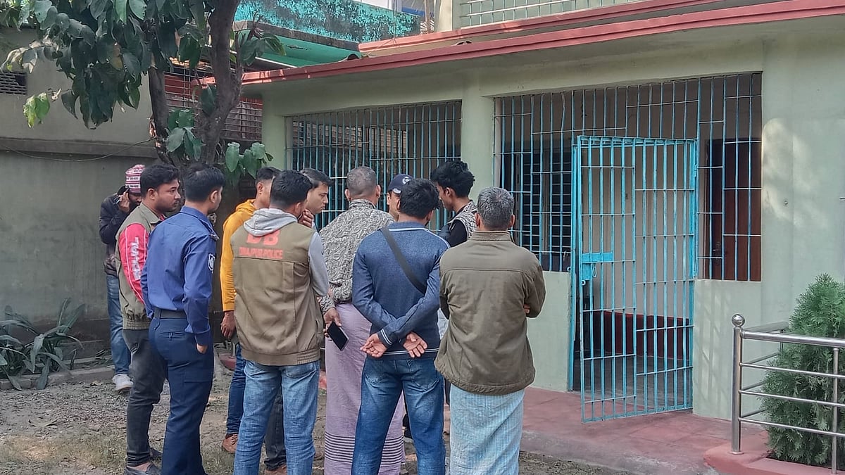 দিনাজপুর শহরের বালুয়াডাঙ্গা এলাকায় একটি বাসায় আত্মগোপনে ছিলেন ময়মনসিংহ-৯ আসনের সাবেক সংসদ সদস্য আনোয়ারুল আবেদীন খান (তুহিন)। আজ বুধবার সকালে