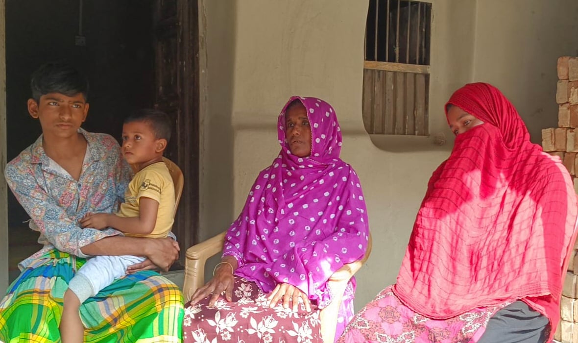 সৌদি আরবে সড়ক দুর্ঘটনায় নিহত ইকরামের স্বজনেরা তাঁর লাশের অপেক্ষায় আছেন। বুধবার সকালে গফরগাঁও উপজেলার নিগুয়ারি ইউনিয়নের কুরচাই গ্রামে