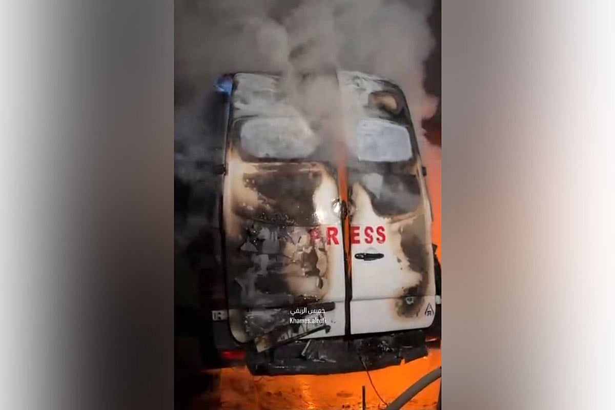 ইসরায়েলি বিমান হামলার পর সংবাদমাধ্যমের গাড়িটিতে আগুন ধরে যায়। গাজা, ফিলিস্তিন, ২৬ ডিসেম্বর ২০২৪