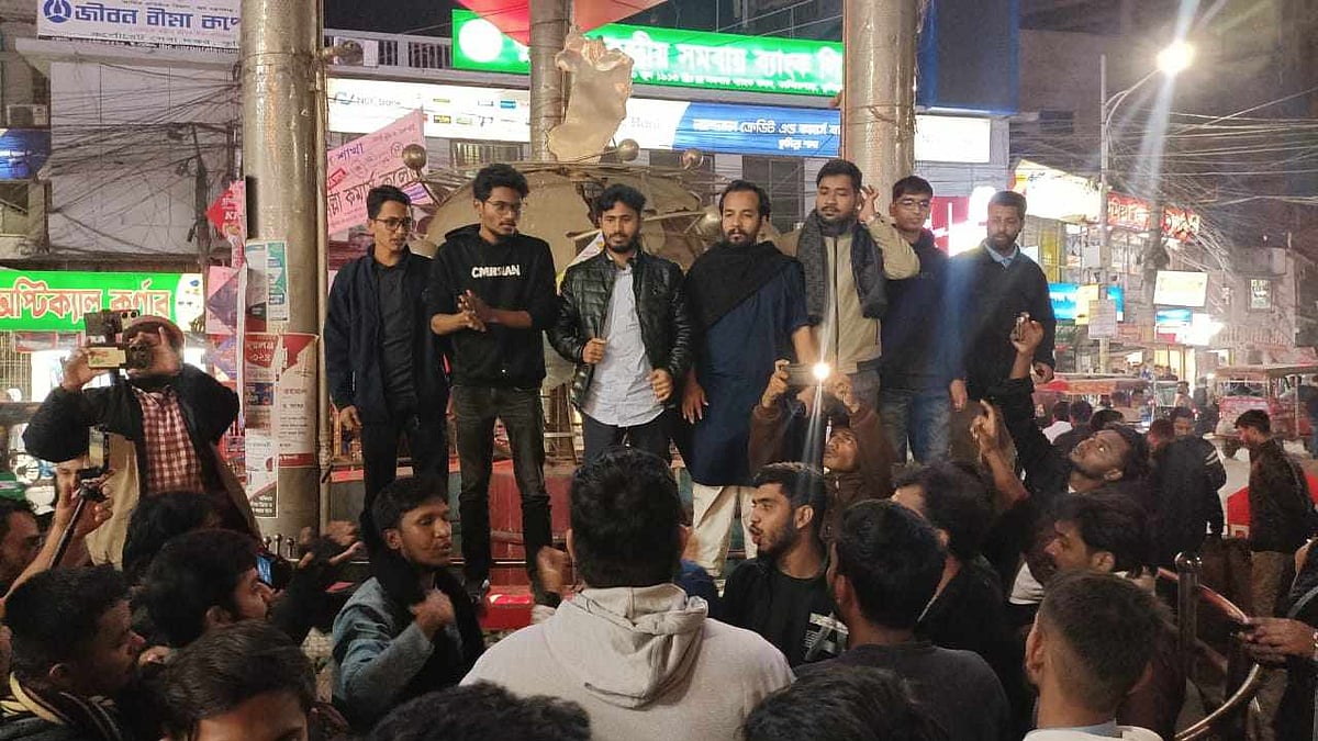 সচিবালয়ে ‘পরিকল্পিতভাবে আগুন দেওয়ার’ প্রতিবাদে বৈষম্যবিরোধী ছাত্র আন্দোলনের বিক্ষোভ মিছিল। আজ বৃহস্পতিবার রাতে কুমিল্লা নগরের পূবালী চত্বরে