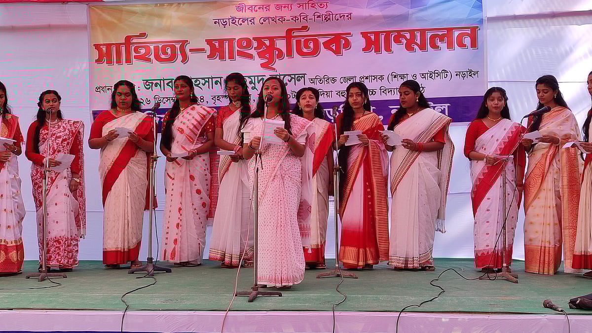 নড়াইলে দিনব্যাপী সাহিত্য-সাংস্কৃতিক সম্মেলনে সংগীত পরিবেশন করছেন শিক্ষার্থীরা। বৃহস্পতিবার দুপুরের দিকে বড়দিয়া বহুমুখী উচ্চবিদ্যালয় মাঠ প্রাঙ্গণে