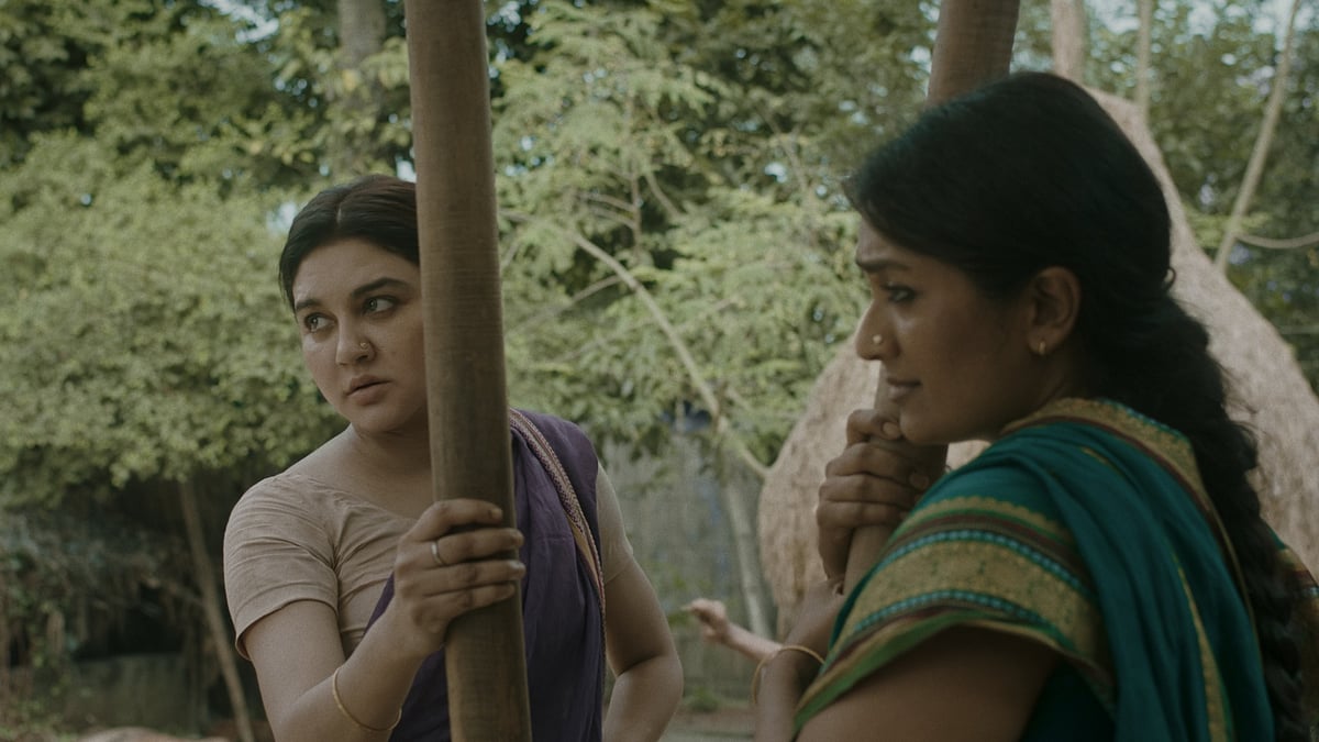 নকশীকাঁথার জমিন চলচ্চিত্রের দৃশ্যে জয়া আহসান ও সেঁওতি।