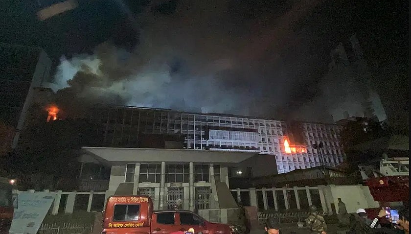 একই সময়ে সচিবালয়ের ৭ নম্বর ভবনের দুই প্রান্তে আগুন লাগে। রাজধানীর সেগুনবাগিচায়