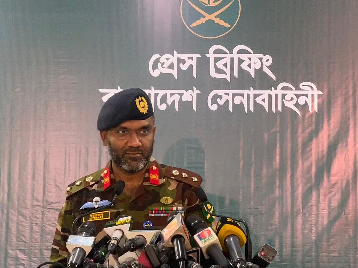 সেনা সদরের মিলিটারি অপারেশনস ডিরেক্টরেটের কর্নেল স্টাফ কর্নেল ইন্তেখাব হায়দার খান প্রেস ব্রিফিংয়ে বক্তব্য দেন। ঢাকা সেনানিবাস, ২৬ ডিসেম্বর