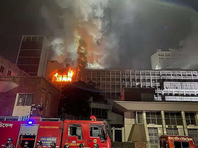 সচিবালয়ের ৭ নম্বর ভবনে বুধবার দিবাগত রাত আনুমানিক ১টা ৫০ মিনিটে অগ্নিকাণ্ড ঘটে