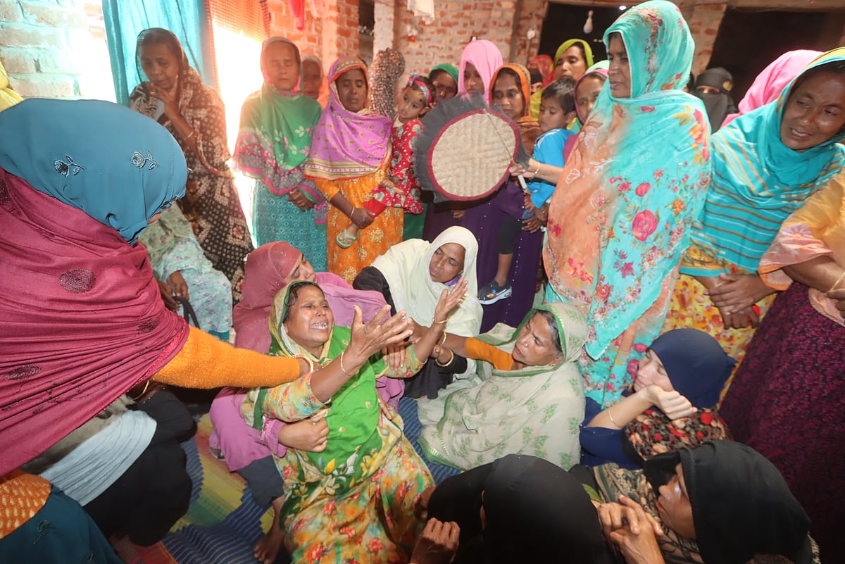 একমাত্র ছেলেকে হারিয়ে মায়ের আহাজারি। প্রতিবেশী ও স্বজনেরা তাঁকে সান্ত্বনা দিচ্ছেন। বৃহস্পতিবার রংপুরের মিঠাপুকুর উপজেলার আটপুনিয়া গ্রামে