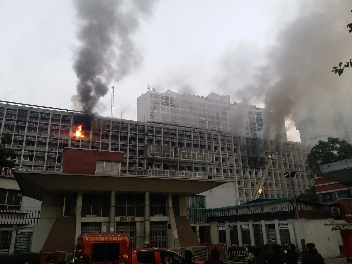 সচিবালয়ের ৭ নম্বর ভবনে আজ বৃহস্পতিবার সকাল সাড়ে ৬টায়ও জ্বলছিল আগুন