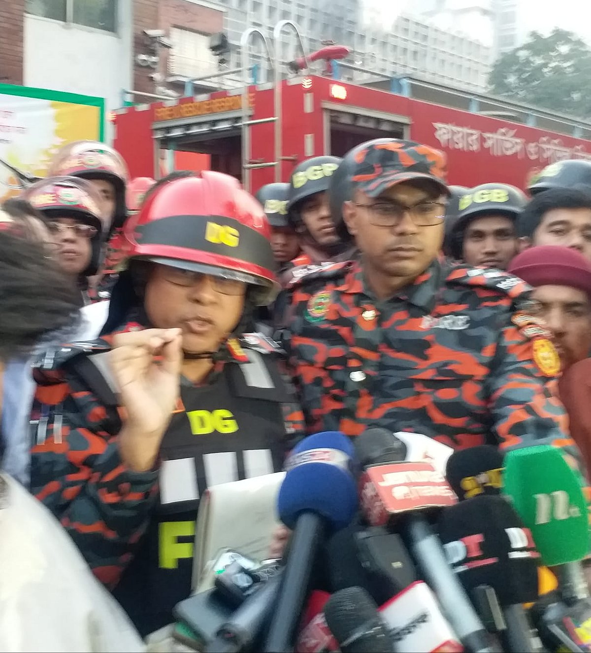 সচিবালয়ের সামনে সাংবাদিকদের সঙ্গে কথা বলছেন ফায়ার সার্ভিসের মহাপরিচালক