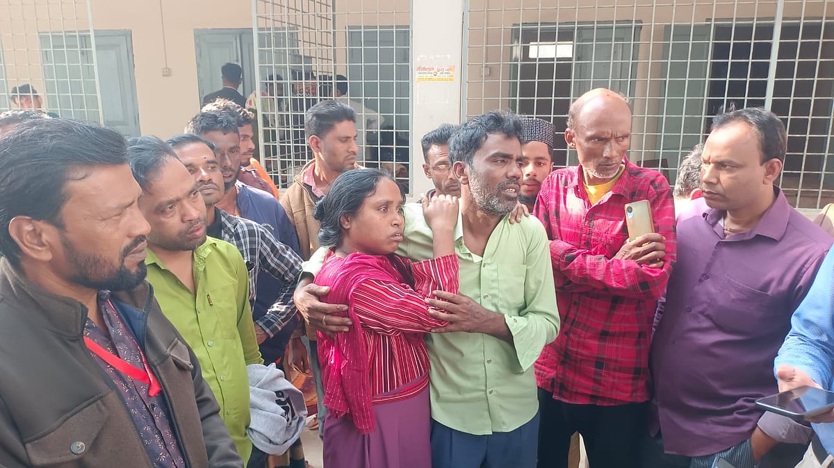 সড়ক দুর্ঘটনায় চারজনের মৃত্যুর খবরে ময়মনসিংহ মেডিকেল কলেজ হাসপাতালের সামনে স্বজনদের আহাজারি