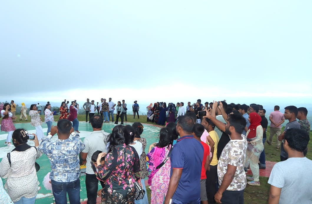 শেষ বিকেলে পর্যটকদের ভিড় সাজেকের রুইলুই বিজিবি হেলিপ্যাড এলাকায়। আজ বিকেলে