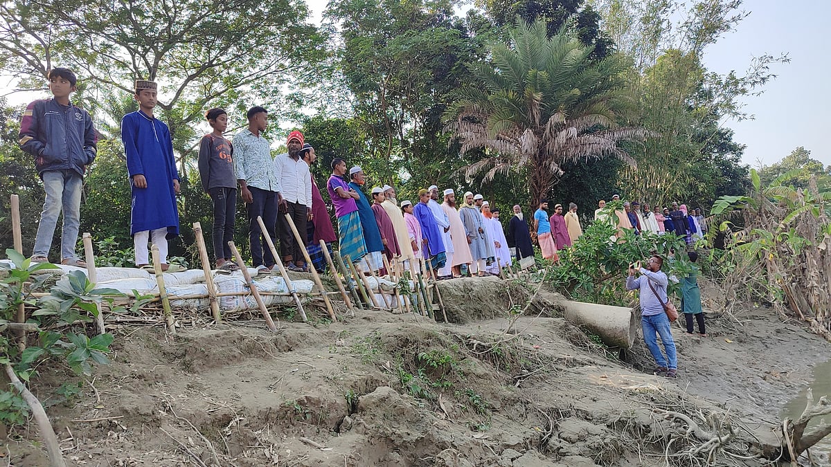 মধুমতী নদীর ভাঙন থেকে রক্ষা পেতে মানববন্ধন করেন এলাকাবাসী। শুক্রবার বিকেলে নড়াইলের লোহাগড়া উপজেলার চাপুলিয়া এলাকায়