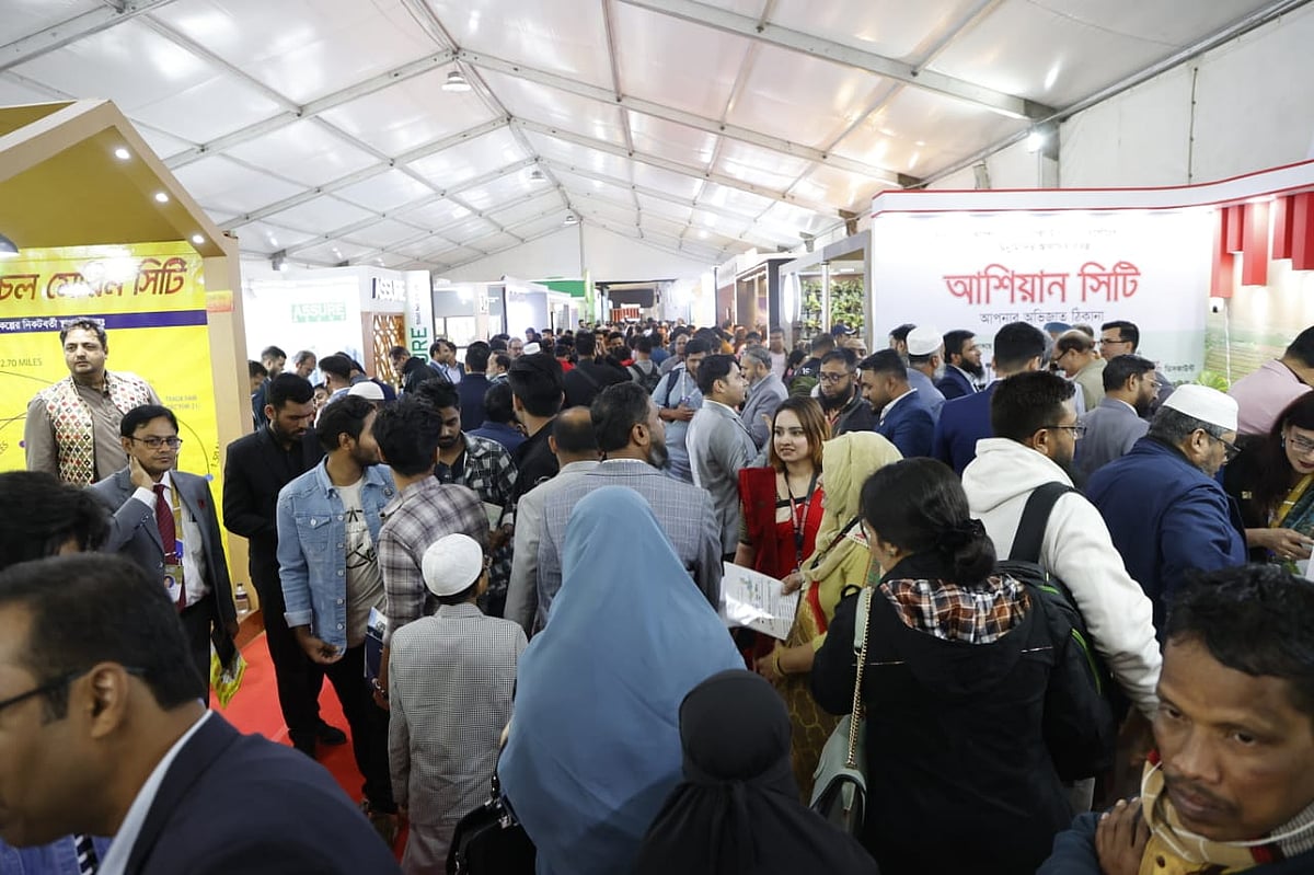 রিহ্যাব আবাসন মেলার শেষদিনে ক্রেতা–দর্শনার্থীদের ভিড়। আজ রাজধানীর বঙ্গবন্ধু আন্তর্জাতিক সম্মেলন কেন্দ্রে।