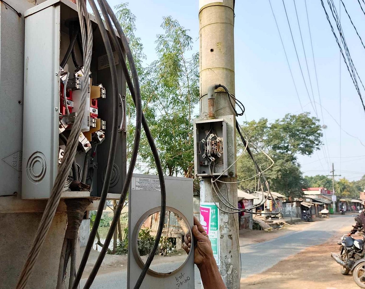 বাগমারার বিভিন্ন স্থান থেকে গত মঙ্গলবার দিবাগত রাতে বাণিজ্যিক, চালকল ও সেচপাম্পের ২৬টি বৈদ্যুতিক মিটার চুরি হয়