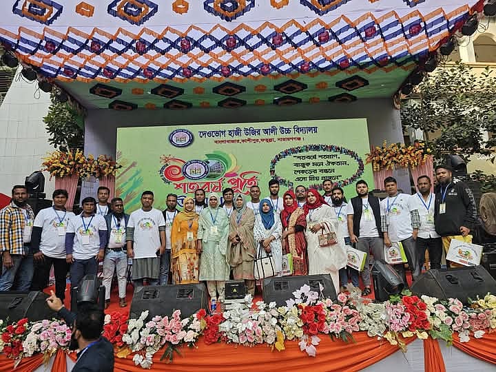 নারায়ণগঞ্জের দেওভোগ হাজী উজির আলী উচ্চবিদ্যালয়ের শতবর্ষ উদ্‌যাপন অনুষ্ঠানের প্রাক্তন শিক্ষার্থীরা। আজ শুক্রবার সকালে