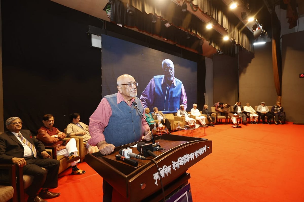 'জাতীয় সংলাপ ২০২৪' শীর্ষক দুই দিনব্যাপী সংলাপের প্রথম অধিবেশনে বক্তব্য দিচ্ছেন দেবপ্রিয় ভট্টাচার্য। কৃষিবিদ ইনস্টিটিউশন বাংলাদেশ (কেআইবি) মিলনায়তন, খামারবাড়ি, ঢাকা, ২৭ ডিসেম্বর