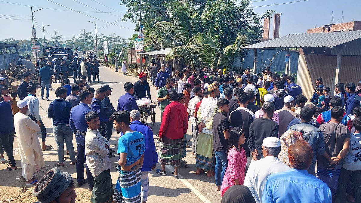 মাদারীপুরের কালকিনিতে দুপক্ষের মধ্যে সংঘর্ষের হাত বোমার আঘাতে তিন জন নিহত হয়েছেন। আজ শুক্রবার সকালে খাসেরহাট সেতুর নিচ পূর্বপাড় এলাকায়