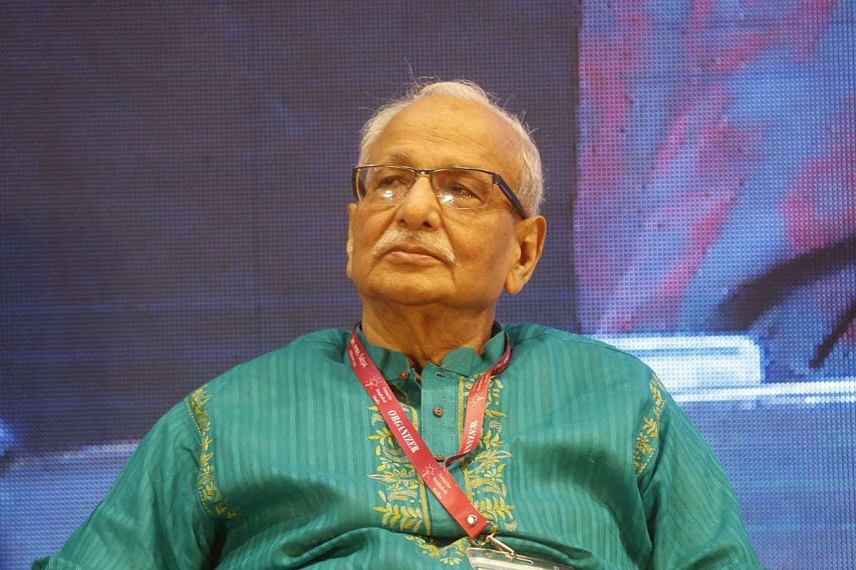 সংলাপের প্রথম অধিবেশনে সমাপনী বক্তব্য দেন বদিউল আলম মজুমদার। কৃষিবিদ ইন্সটিউশন মিলনায়তন, খামারবাড়ি, ঢাকা,  ২৭ ডিসেম্বর