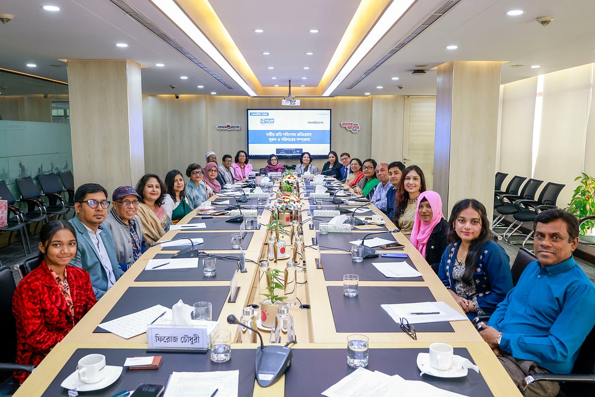 প্ল্যান ইন্টারন্যাশনাল বাংলাদেশ ও প্রথম আলোর আয়োজনে ‘নারীর প্রতি সহিংসতা প্রতিরোধে পুরুষ ও পরিবারের সম্পৃক্ততা’ শীর্ষক গোলটেবিল বৈঠকে অংশগ্রহণকারীরা। ১৪ ডিসেম্বর ২০২৪ ঢাকার প্রথম আলো কার্যালয়ে