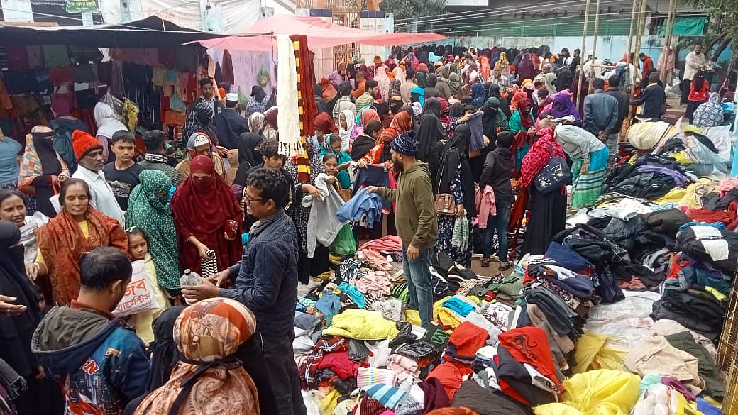 স্বল্পমূল্যে শীতবস্ত্র পাওয়া যায় ‘গুলিস্তানবাজারে’। গত মঙ্গলবার বিকেলে চাঁদপুরের মতলব দক্ষিণ উপজেলা সদরে