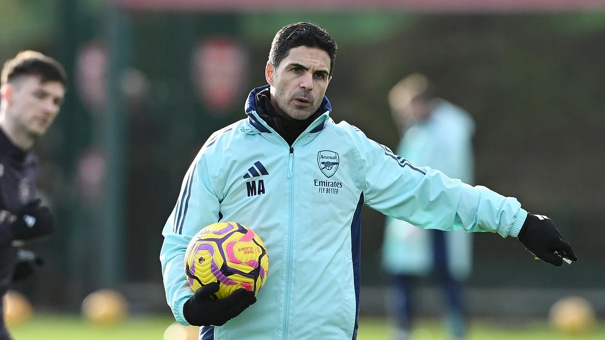 দলের অনুশীলনে আর্সেনাল কোচ মিকেল আরতেতা