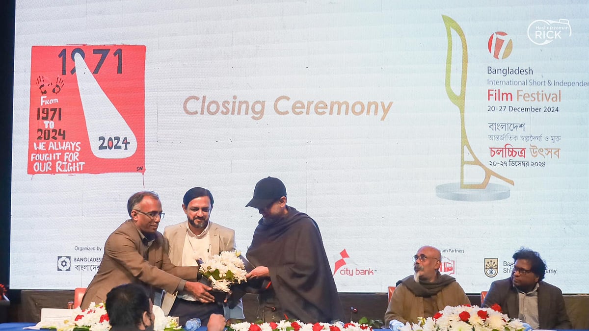 জাতীয় জাদুঘরের প্রধান মিলনায়তনে উৎসবের সমাপনী ও পুরস্কার বিতরণী অনুষ্ঠান অনুষ্ঠিত হয়