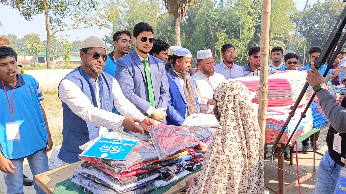 জুলাই গণ-অভ্যুত্থানে শহীদদের প্রতি শ্রদ্ধা জানিয়ে পাবনার বেড়া উপজেলার পাঁচ শতাধিক শীতার্ত ব্যক্তির মধ্যে শীতবস্ত্র বিতরণ করেছেন শিক্ষার্থীরা। শুক্রবার বেড়া পৌর এলাকার সান্যালপাড়া ঈদগাহ মাঠে