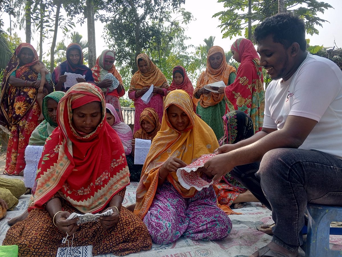 টুপিতে নারীদের করা নকশার কাজ দেখছেন মেহেদী হাসান। সম্প্রতি রংপুরের পীরগাছা উপজেলার চরকান্দিনা গ্রামে