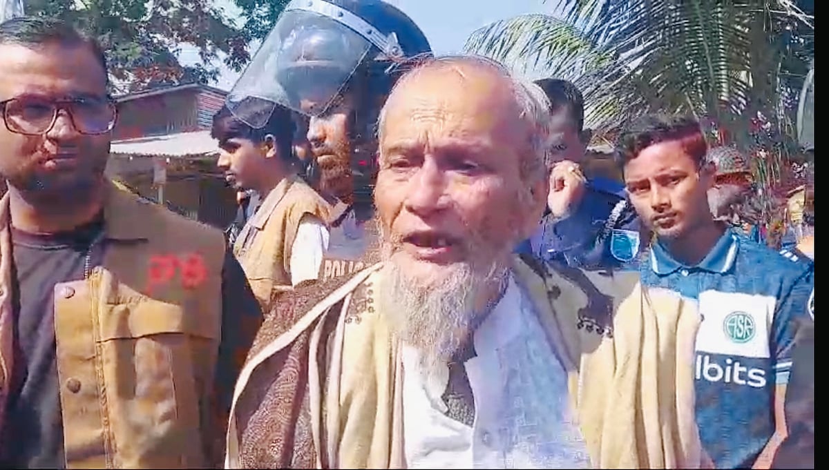 মাদারীপুরের কালকিনিতে ছেলে ও নাতির মৃত্যু কোনোভাবেই মানতে পারছেন না মতিন শিকদার। শুক্রবার বিকেলে বাঁশগাড়ী ইউনিয়নের খাসেরহাট এলাকায়