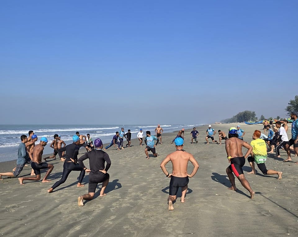 টেকনাফ সমুদ্রসৈকতে সাঁতারুদের অনুশীলন। আজ সকালে তোলা।