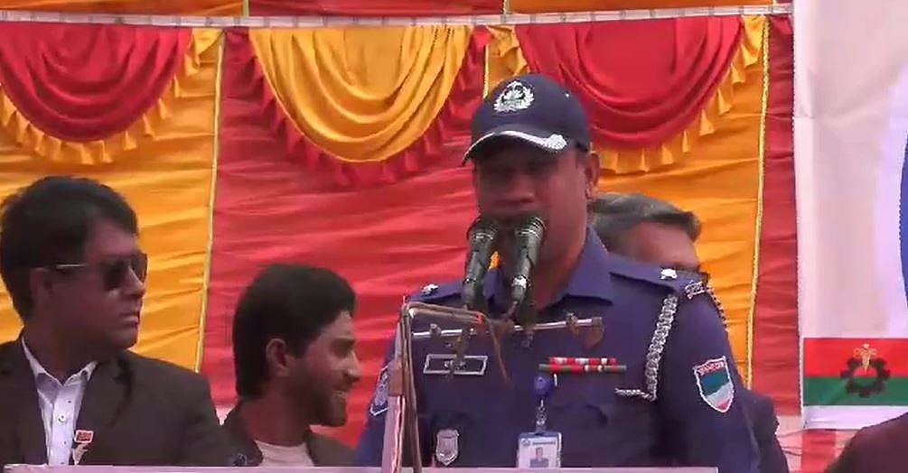 কুষ্টিয়ার খোকসা উপজেলার জানিপুর সরকারি পাইলট মাধ্যমিক বিদ্যালয় মাঠে বুধবার বেলা ১১টার দিকে বিএনপির কর্মিসভায় বক্তব্য দেন খোকসা থানার ওসি শেখ মঈনুল ইসলাম