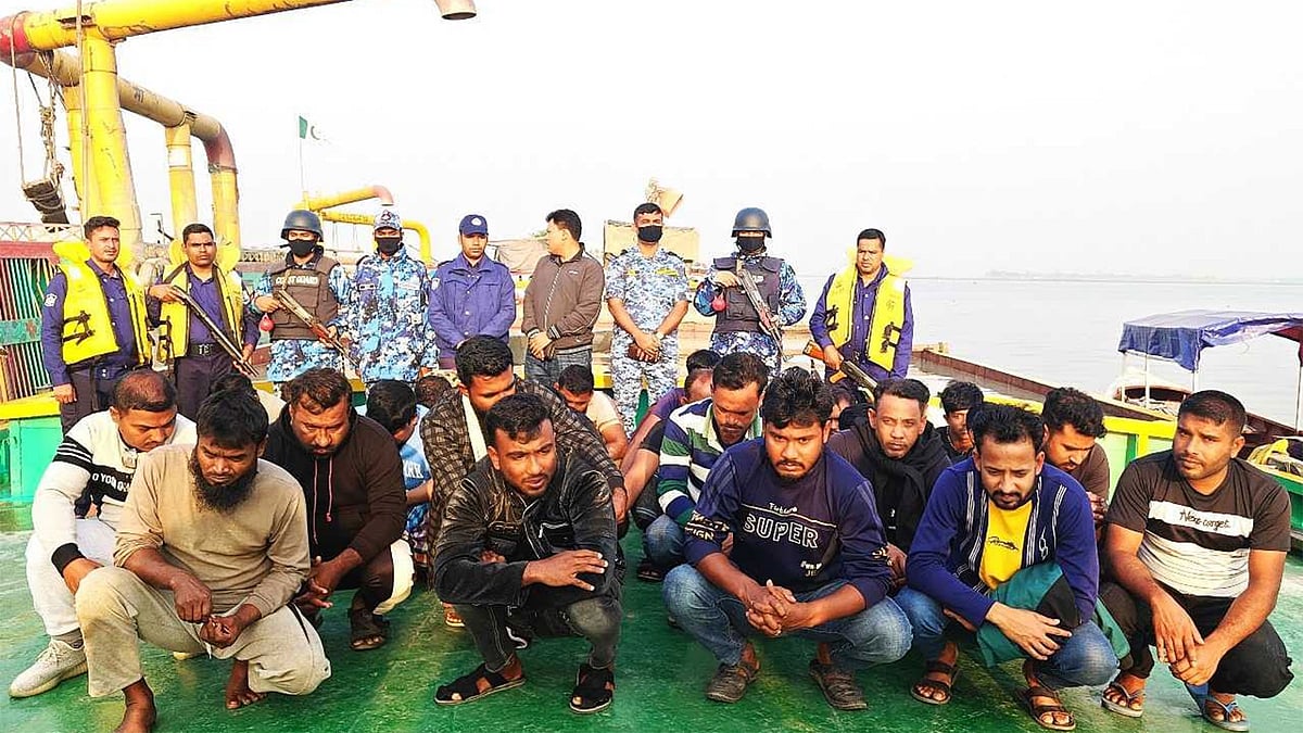 মেঘনা নদীতে অবৈধভাবে বালু উত্তোলনের অভিযোগে তাঁদের আটক করা হয়েছে। শনিবার সকালে চাঁদপুরের মতলব উত্তর উপজেলার কালিরচর এলাকায়