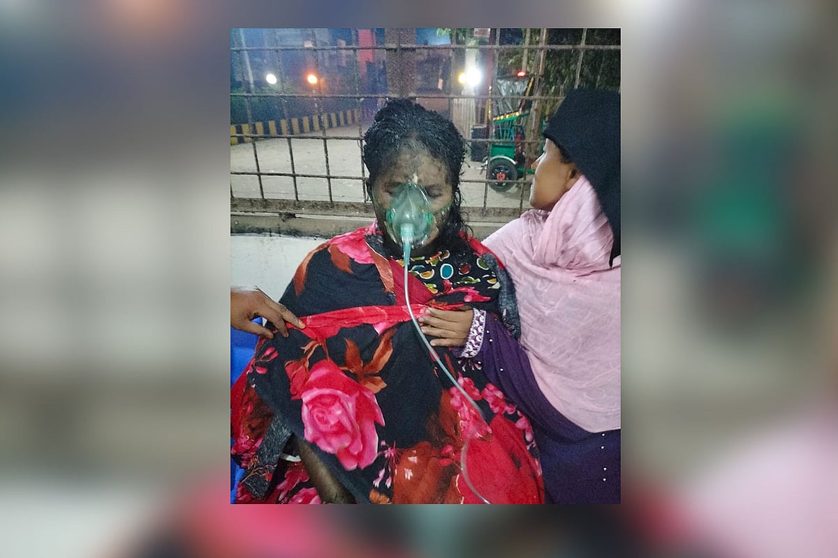 স্বামীর দেওয়া আগুনে ঝুলসে যাওয়া নাজমা আকতার গতকাল দিবাগত রাত তিনটায় চিকিৎসাধীন অবস্থায় মারা যান