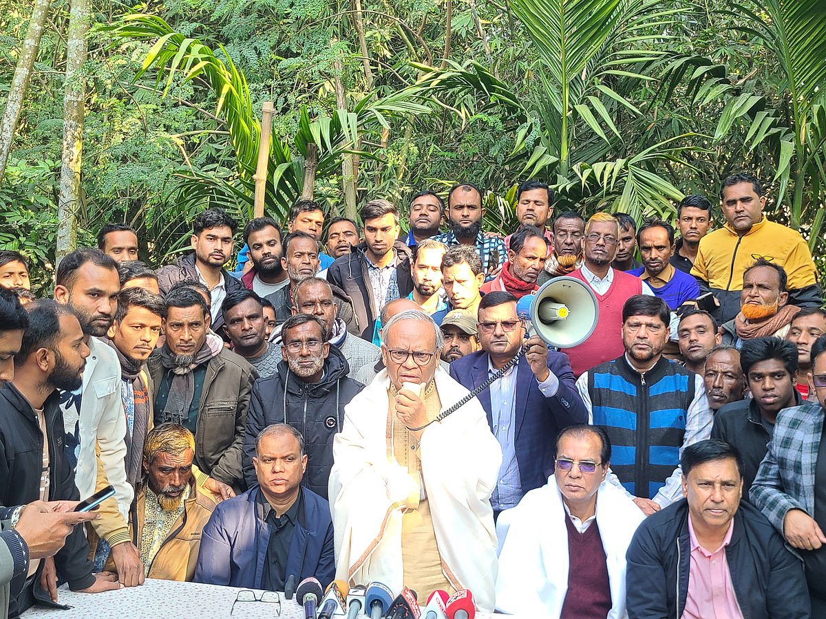 ঢাকায় নিহত ফায়ার সার্ভিসের কর্মী সোহানুর জামানের পরিবারের সদস্যদের খোঁজ নিতে এসে সাংবাদিকদের সঙ্গে কথা বলেন বিএনপির জ্যেষ্ঠ যুগ্ম মহাসচিব রুহুল কবির রিজভী। শনিবার সকালে রংপুরের মিঠাপুকুর উপজেলার আটপুনিয়া গ্রামে