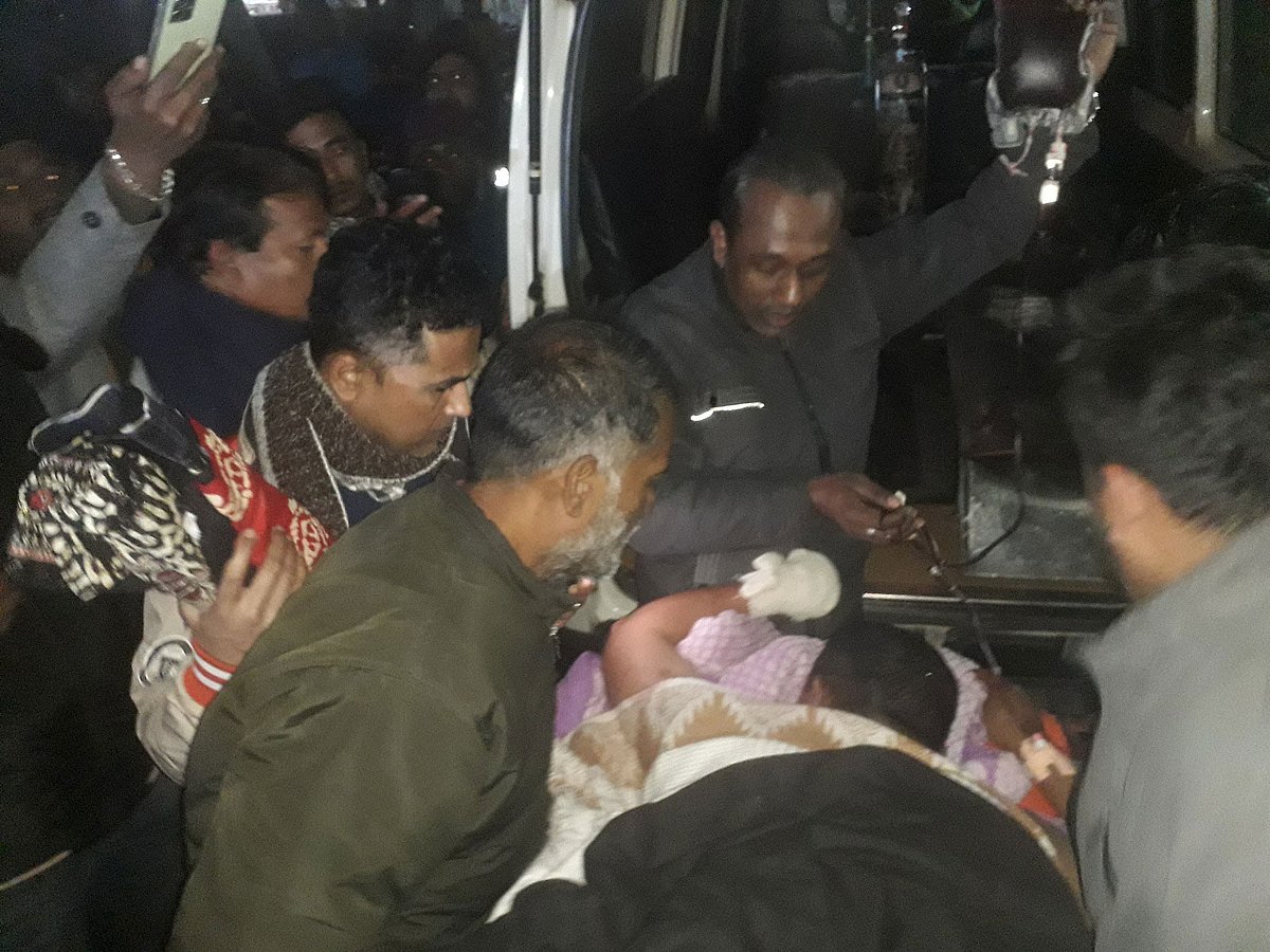 উন্নত চিকিৎসার জন্য কবজি বিচ্ছিন্ন হওয়া ব্যক্তিকে ঢাকায় নেওয়া হচ্ছে। শুক্রবার রাতে কুষ্টিয়া জেনারেল হাসপাতালে