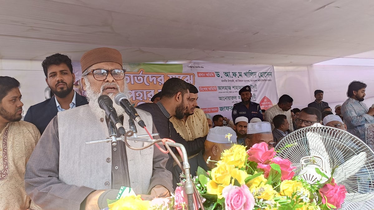 চট্টগ্রামের সাতকানিয়ার একটি মাদ্রাসার মাঠে বক্তব্য দেন ধর্ম উপদেষ্টা আ ফ ম খালিদ হোসেন। আজ দুপুরে তোলা