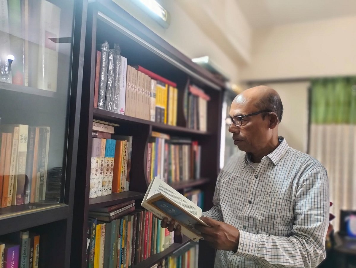 বিভিন্ন পাঠাগারে বই কিনে দেওয়ার পাশাপাশি সেগুলো পাঠানোর খরচও নিজেই দেন কাজী এমদাদুল হক