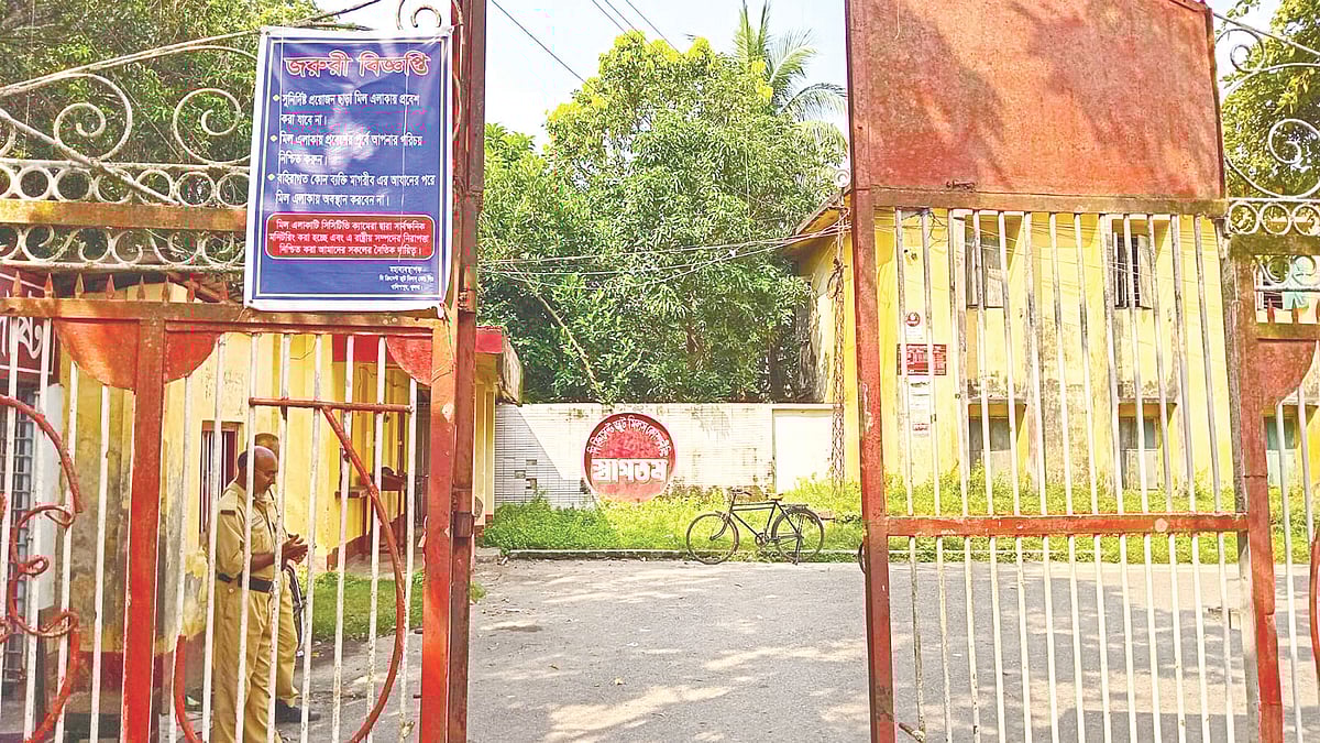 একসময়ের কর্মব্যস্ত ক্রিসেন্ট জুট মিলে এখন দু-একজন নিরাপত্তারক্ষী ছাড়া কাউকে চোখে পড়ে না। কলোনির ভবনগুলোর জীর্ণদশা। সম্প্রতি তোলা