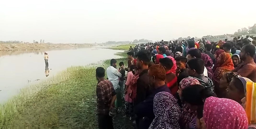 ব্রহ্মপুত্র নদে গোসলে নেমে তিন স্কুলছাত্রের মৃত্যু হয়েছে। নদের তীরে উৎসুক জনতার ভীড়। আজ রোববার বিকেলে