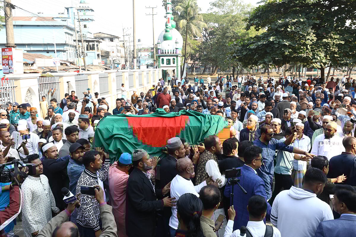 হারিস চৌধুরীর লাশ তাঁর নিজ এলাকা সিলেটের কানাইঘাটে পুনরায় দাফনের নেওয়ার আগে সিলেট কেন্দ্রীয় শাহী ঈদগাহ ময়দানে দোয়া মাহফিল অনুষ্ঠিত হয়। সেখানে সিলেটের বিএনপি ও সহযোগী সংগঠনের নেতা-কর্মী ও বিভিন্ন শ্রেণি পেশার মানুষ দোয়া মাহফিলে অংশ নেন। রোববার দুপুরে