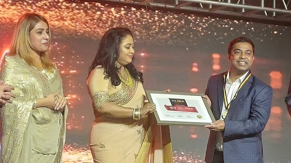 বেবী নাজনীনের হাত থেকে পুরস্কার নিচ্ছেন নির্মাতা ও চরকির প্রধান নির্বাহী কর্মকর্তা (সিইও) রেদওয়ান রনি