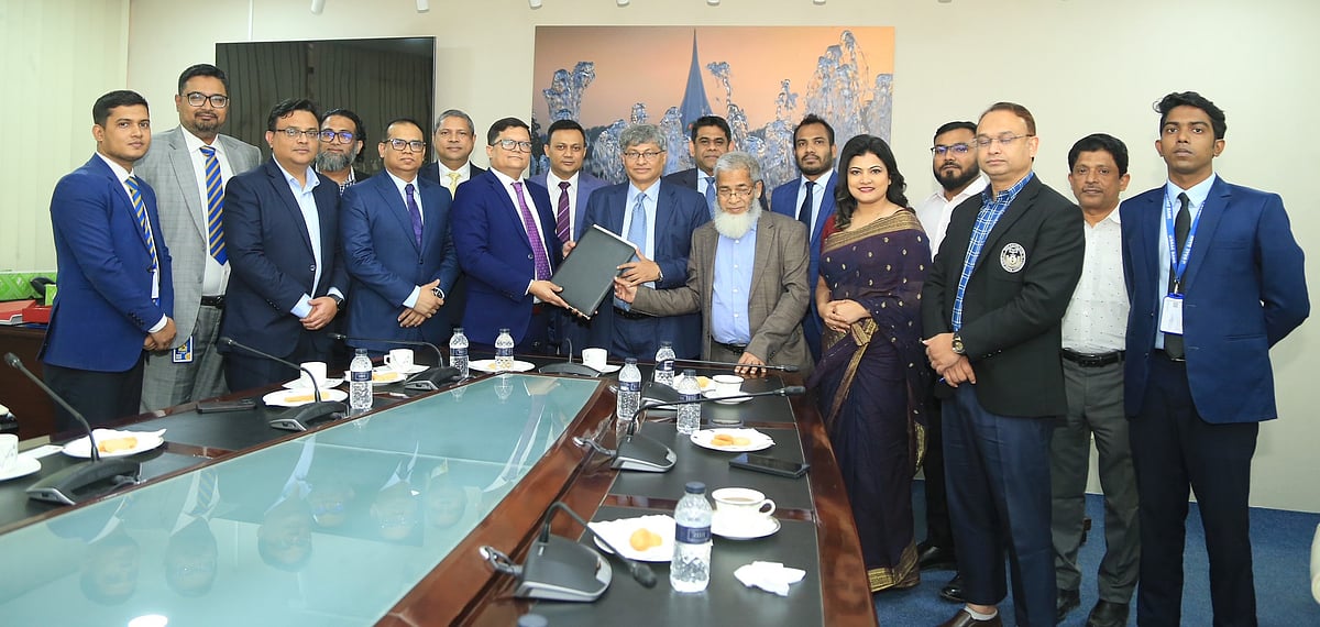 ব্র্যাক ব্যাংক ও নর্থ সাউথ ইউনিভার্সিটির মধ্যে ‘অ্যাডভান্সড ক্যাশ ম্যানেজমেন্ট সলিউশন’বিষয়ক চুক্তি স্বাক্ষর অনুষ্ঠানে উভয় প্রতিষ্ঠানের ঊর্ধ্বতন কর্মকর্তারা